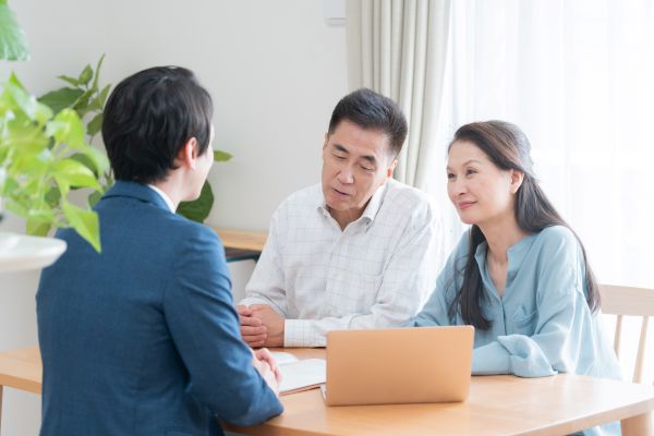 REALTY ONEのスタッフが、お客様の住まい探しのご相談を丁寧にお伺いしている様子です。