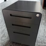 お客様の大切な個人情報を守る全段施錠可能な堅牢で重厚感のあるREALTY ONEのキャビネットの写真