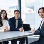 REALTY ONEスタッフから公正な取引の説明を受けるお客様の写真